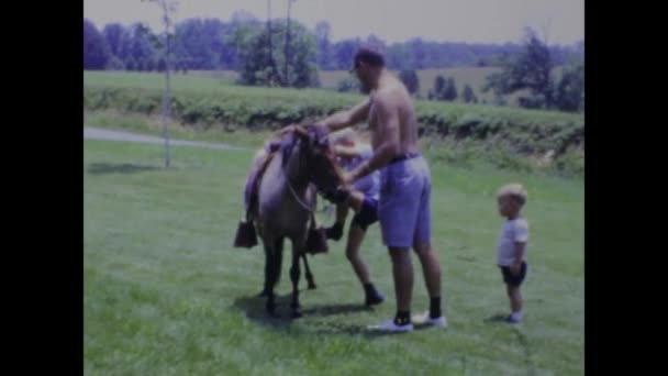 1969年6月 美国城市湖 一个父亲和他的孩子们在美丽的农场里分享他骑马的激情的怀旧镜头 — 图库视频影像