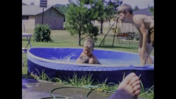 City Lake Usa Juni 1969 Vintage Video Familj Som Spelar — Stockvideo
