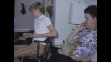 City Lake, Birleşik Devletler Kasım 1969: Çocukların Noel sabahı aileleriyle birlikte hediyeleri açtıkları heyecan verici görüntüler.