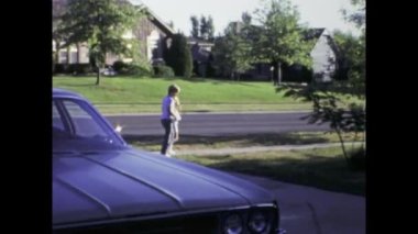 Chicago, ABD Haziran 1969: 1960 'larda tipik bir Amerikan evinin önünde yürüyen çocukların klasik görüntüleri.