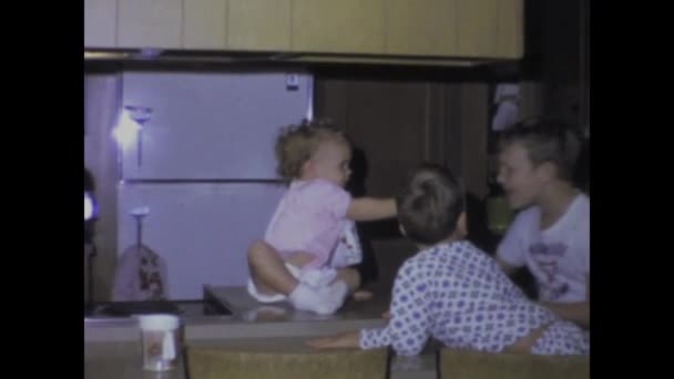 City Lake Usa Juni 1969 Hjärtskärande Hem Video Barn Limma — Stockvideo