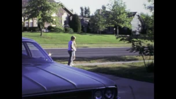 美国芝加哥 1969年6月 20世纪60年代儿童在典型的美国家庭车道上行走的古老镜头 — 图库视频影像