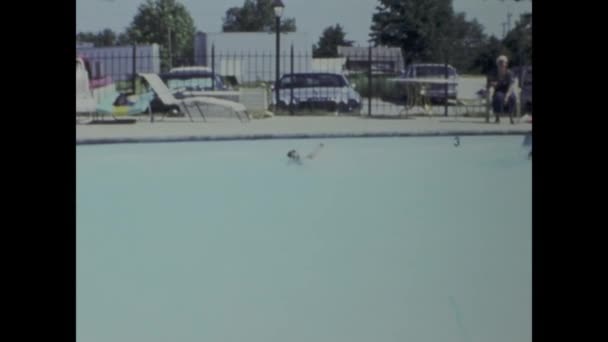 Chicago Abd Haziran 1969 Tipik Bir Motel Havuzunda Yüzen Bir — Stok video