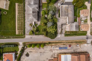 Benzersiz bir hava görüntüsü, tuhaf bir İtalyan köyünün yukarısından tek bir büyüleyici ev yakalıyor.