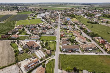 İtalya 'nın yemyeşil Po Vadisi tarım arazilerinin arasına yerleşmiş tuhaf bir köyün büyüleyici hava perspektifi. Villanova del Ghebbo.