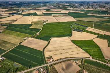 Nefes kesici hava manzarası İtalya 'nın verimli Po Valley kırsalının canlı, yeşil manzaralarını gözler önüne seriyor.