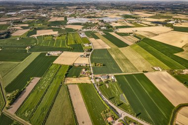Nefes kesici hava manzarası İtalya 'nın verimli Po Valley kırsalının canlı, yeşil manzaralarını gözler önüne seriyor.