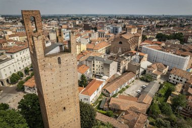 Büyüleyici hava görüntüsü büyüleyici Rovigo şehir manzarasını İtalya 'daki tarihi kulesini net bir şekilde gösteriyor..