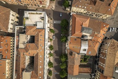 İtalya 'nın Rovigo şehrinin coşkulu kalbi Corso del Popolo' yu gözler önüne seren çarpıcı bir hava perspektifi.