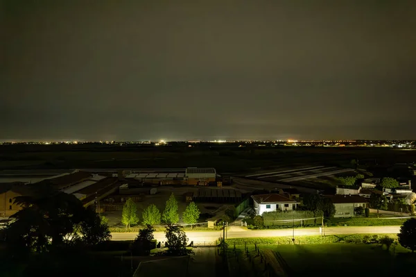 Encantadora Vista Aérea Noturna Uma Pequena Aldeia Italiana Aninhada Sereno — Fotografia de Stock