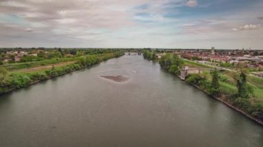 Dolambaçlı Adige Nehri 'nin sersemletici hava görüntüleri İtalya' nın çeşitli ve pitoresk manzarasının güzelliğini yansıtıyor.