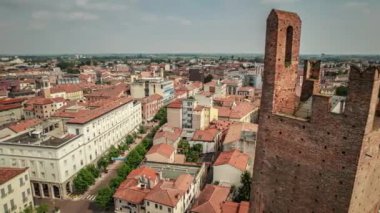 Büyüleyici bir hava videosu, büyüleyici bir İtalyan şehri olan Rovigo 'nun güzel mimarisini ve canlı şehir yaşamını gözler önüne seriyor.