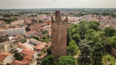 İtalya 'nın zengin kültür mirası ve mimarisinin bir sembolü olan Rovigo' nun ikonik ve tarihi kulesini gösteren çarpıcı bir hava görüntüsü.