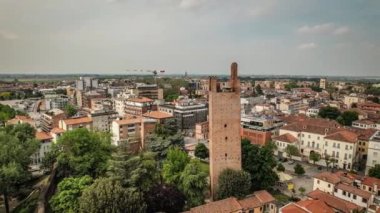 Büyüleyici bir hava videosu, büyüleyici bir İtalyan şehri olan Rovigo 'nun güzel mimarisini ve canlı şehir yaşamını gözler önüne seriyor.