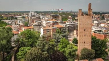 Büyüleyici bir hava videosu, büyüleyici bir İtalyan şehri olan Rovigo 'nun güzel mimarisini ve canlı şehir yaşamını gözler önüne seriyor.