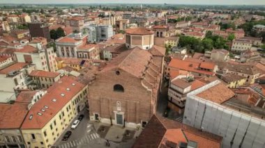 Büyüleyici bir hava videosu, büyüleyici bir İtalyan şehri olan Rovigo 'nun güzel mimarisini ve canlı şehir yaşamını gözler önüne seriyor.