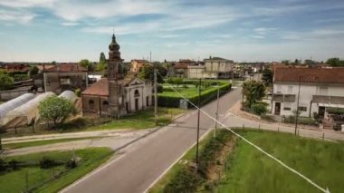 Villanova del Ghebbo 'nun görkemli köyünü gösteren büyüleyici bir hava videosu, Po Vadisi kırsal kesiminin ortasında yer alıyor..