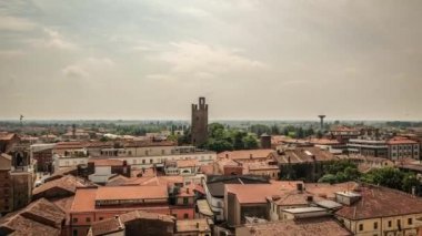 Büyüleyici bir hava videosu, büyüleyici bir İtalyan şehri olan Rovigo 'nun güzel mimarisini ve canlı şehir yaşamını gözler önüne seriyor.