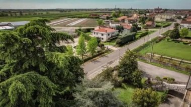 Villanova del Ghebbo 'nun görkemli köyünü gösteren büyüleyici bir hava videosu, Po Vadisi kırsal kesiminin ortasında yer alıyor..