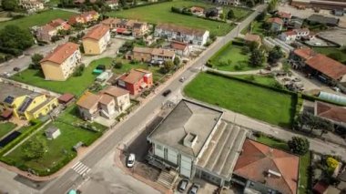 Villanova del Ghebbo 'nun görkemli köyünü gösteren büyüleyici bir hava videosu, Po Vadisi kırsal kesiminin ortasında yer alıyor..