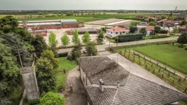 Benzersiz bir hava görüntüsü, tuhaf bir İtalyan köyünün yukarısından tek bir büyüleyici ev yakalıyor.