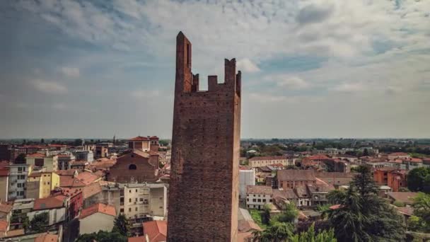 イタリアの豊かな文化遺産と建築の象徴であるロビゴの象徴的かつ歴史的な塔を撮影した素晴らしい航空ビデオ — ストック動画