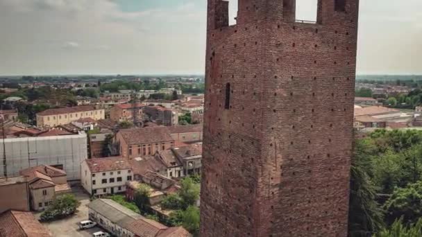 イタリアの豊かな文化遺産と建築の象徴であるロビゴの象徴的かつ歴史的な塔を撮影した素晴らしい航空ビデオ — ストック動画