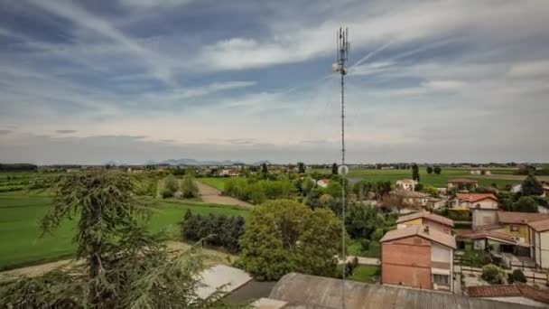 イタリアの肥沃なPo Valley地方の活気に満ちた緑の風景を上から紹介する息をのむような航空ビデオ — ストック動画