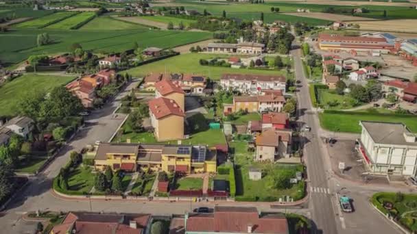 一个迷人的空中视频 描绘了风景如画的Villanova Del Ghebbo村 它坐落在茂密的波谷乡间 — 图库视频影像