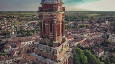 Lendinara 'daki Santa Sofia Çan Kulesi' nin büyüleyici günbatımı görüntüleri..