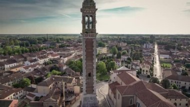 Lendinara 'daki Santa Sofia Çan Kulesi' nin büyüleyici günbatımı görüntüleri..