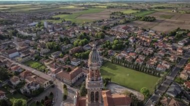 Lendinara 'daki Santa Sofia Çan Kulesi' nin büyüleyici günbatımı görüntüleri..