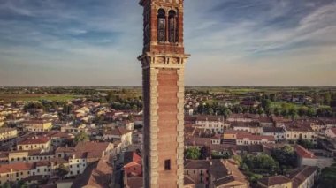 Lendinara 'daki Santa Sofia Çan Kulesi' nin büyüleyici günbatımı görüntüleri..