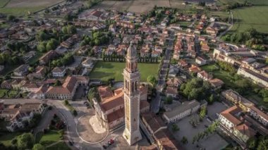 Lendinara 'daki Santa Sofia Çan Kulesi' nin büyüleyici günbatımı görüntüleri..