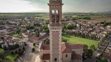 Lendinara 'daki Santa Sofia Çan Kulesi' nin büyüleyici günbatımı görüntüleri..
