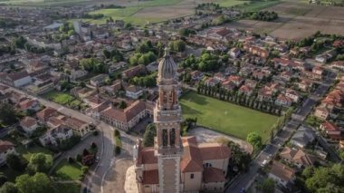 Lendinara 'daki Santa Sofia Çan Kulesi' nin büyüleyici günbatımı görüntüleri..
