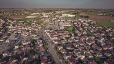 Lendinara 'nın büyüleyici hava manzarası, evlerini, sokaklarını ve şehir manzarasını günbatımı renklerinde gösteriyor..