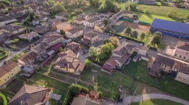 Hava görüntüleri köy merkezini, sokakları ve Venedik 'in küçük bir kırsal kasabasının binalarını gün batımında görüntülüyor..