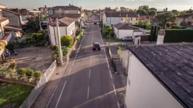 Hava görüntüleri köy merkezini, sokakları ve Venedik 'in küçük bir kırsal kasabasının binalarını gün batımında görüntülüyor..
