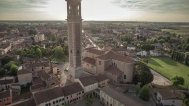 Lendinara 'daki Santa Sofia Çan Kulesi' nin büyüleyici günbatımı görüntüleri..