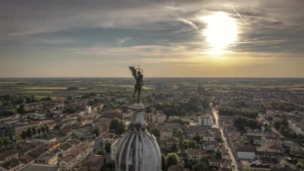Потрясающий Вид Воздуха Статую Ангела Колокольне Санта Софии Лендинаре Освещенный — стоковое видео
