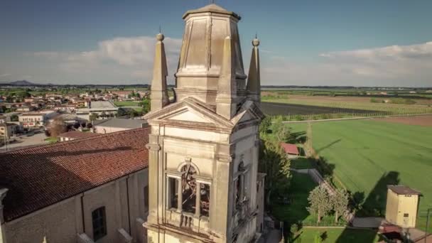 Häpnadsväckande Flygbilder Ett Klocktorn Och Kyrka Charmig Venetiansk Omgiven Landsbygd — Stockvideo