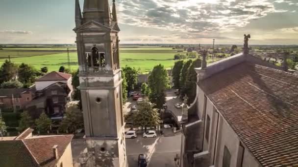 Impresionantes Imágenes Aéreas Campanario Una Iglesia Encantador Pueblo Veneciano Rodeado — Vídeos de Stock