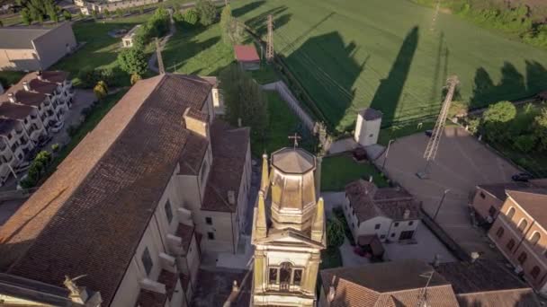 아름다운 베네치아 마을의 교회가 석양에 둘러싸인 숨막힐 공중에서 — 비디오