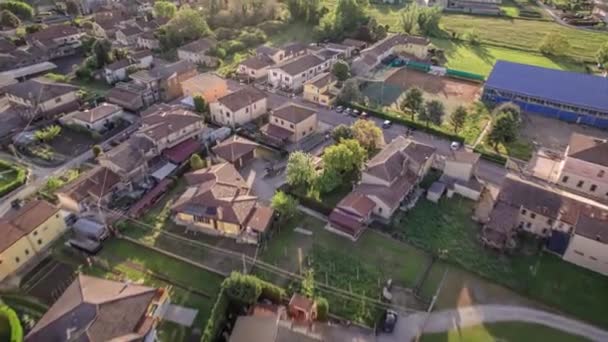 석양에 베네치아의 마을의 중심부와 거리와 건물들을 — 비디오