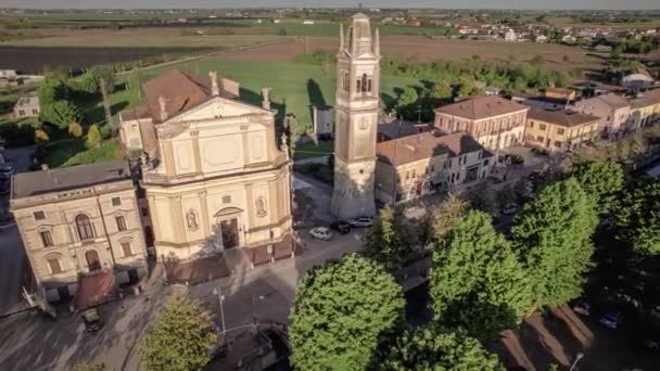 Panoramica Aerea Mozzafiato Campanile Una Chiesa Incantevole Villaggio Veneziano Circondato — Video Stock