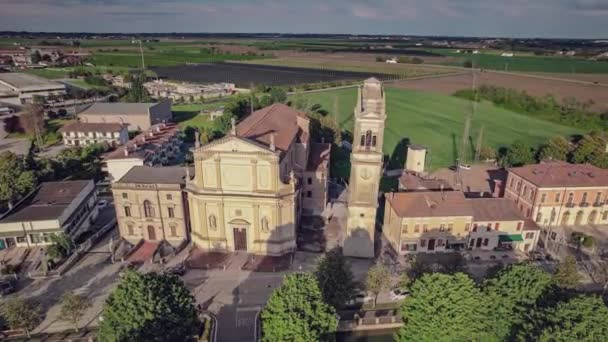 Häpnadsväckande Flygbilder Ett Klocktorn Och Kyrka Charmig Venetiansk Omgiven Landsbygd — Stockvideo
