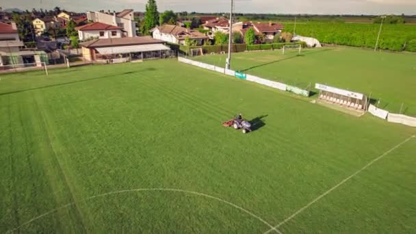 Milano Italien Maj 2023 Flygbilder Gräsklippare Som Effektivt Klipper Fotbollsplan — Stockvideo