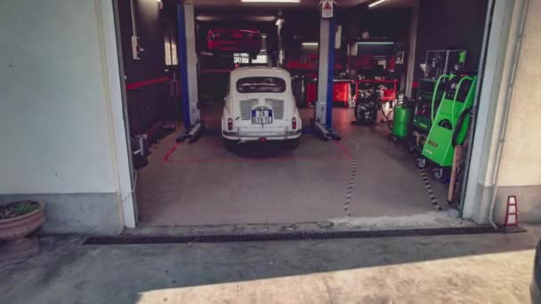 Мілан Італія Травня 2023 Authentic Small Mechanic Workshop Bustered Restoration — стокове відео