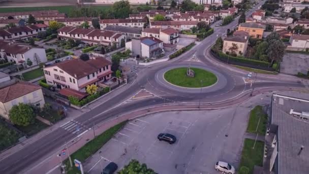 意大利一个风景如画的村庄里 动态的空中滑行 展示了环绕一个环形交叉道的繁忙交通 — 图库视频影像